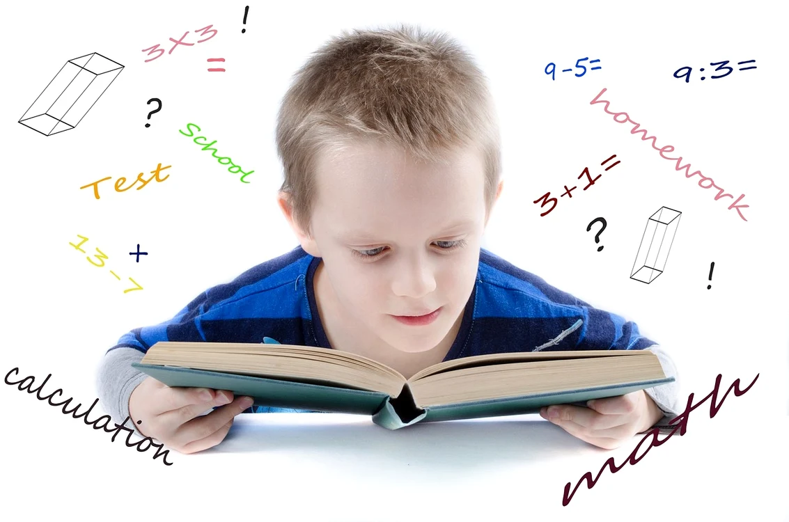 Copil care studiază / foto: Pixabay