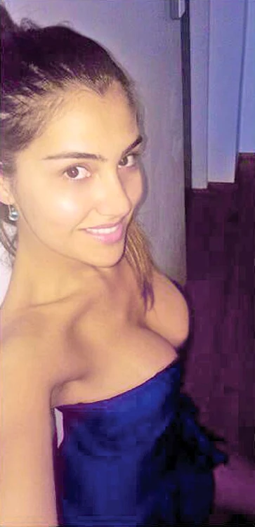 Cele două surori pozează sexy pe net