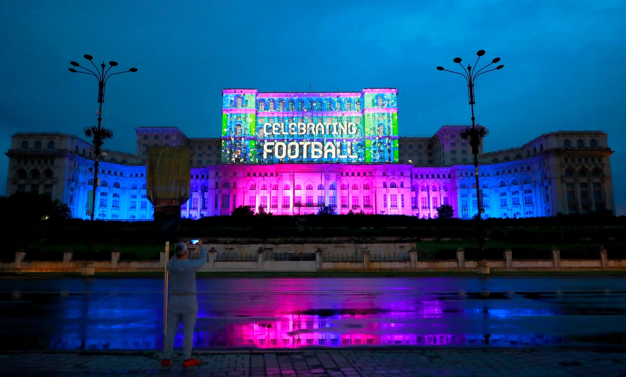 Pe cladirea Parlamentului din București au fost proiectate imagini cu simbolurile CE de fotbal seniori 2020Foto: EPA-EFE