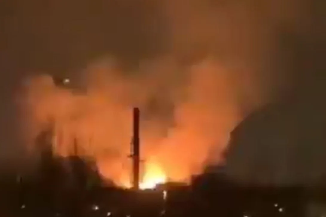 Lovitură directă în inima exporturilor rusești: incendiu masiv la Primorsk după un atac cu drone asupra unui rezervor de combustibil