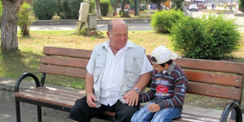Reşiţa: Bunicii stau cu nepoţii în parc pe bănci noi