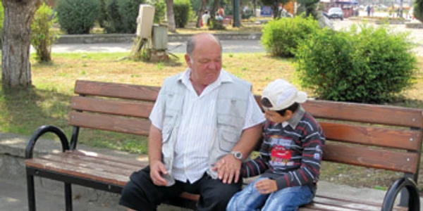 Reşiţa: Bunicii stau cu nepoţii în parc pe bănci noi