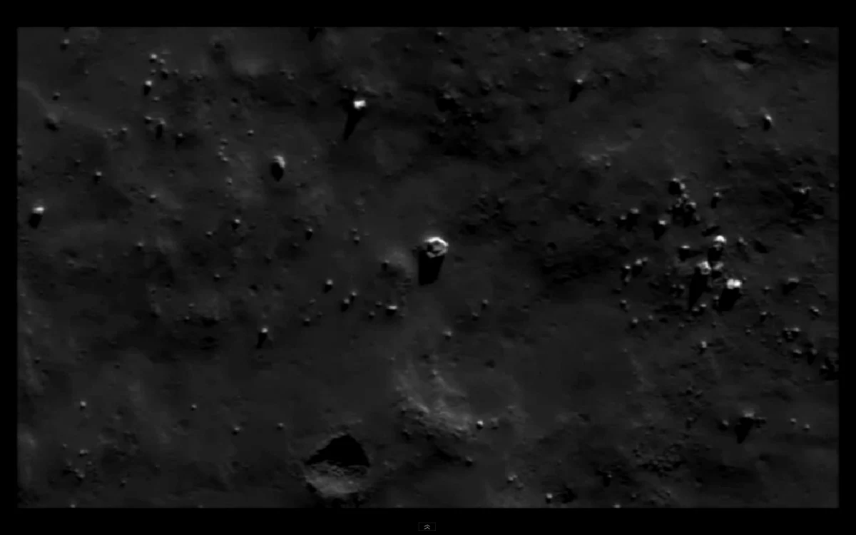 Formaţiunea hexagonală din centrul imaginii este presupusa bază extraterestră lunară (foto: YouTube)