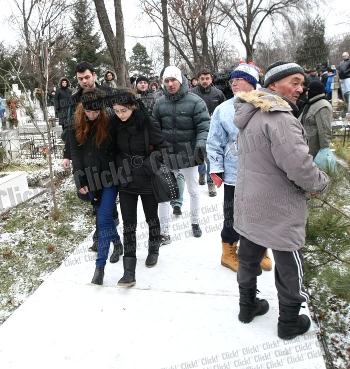 
    Surorile Aureliei Ion au venit la înmormântarea lui Adrian Iovan (foto: Sever Gheorghe)  