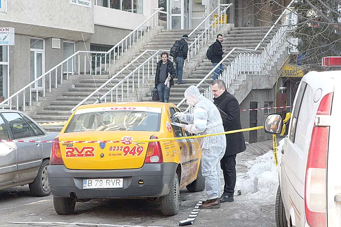 Criminaliştii au luat probe de pe taxiul abandonat