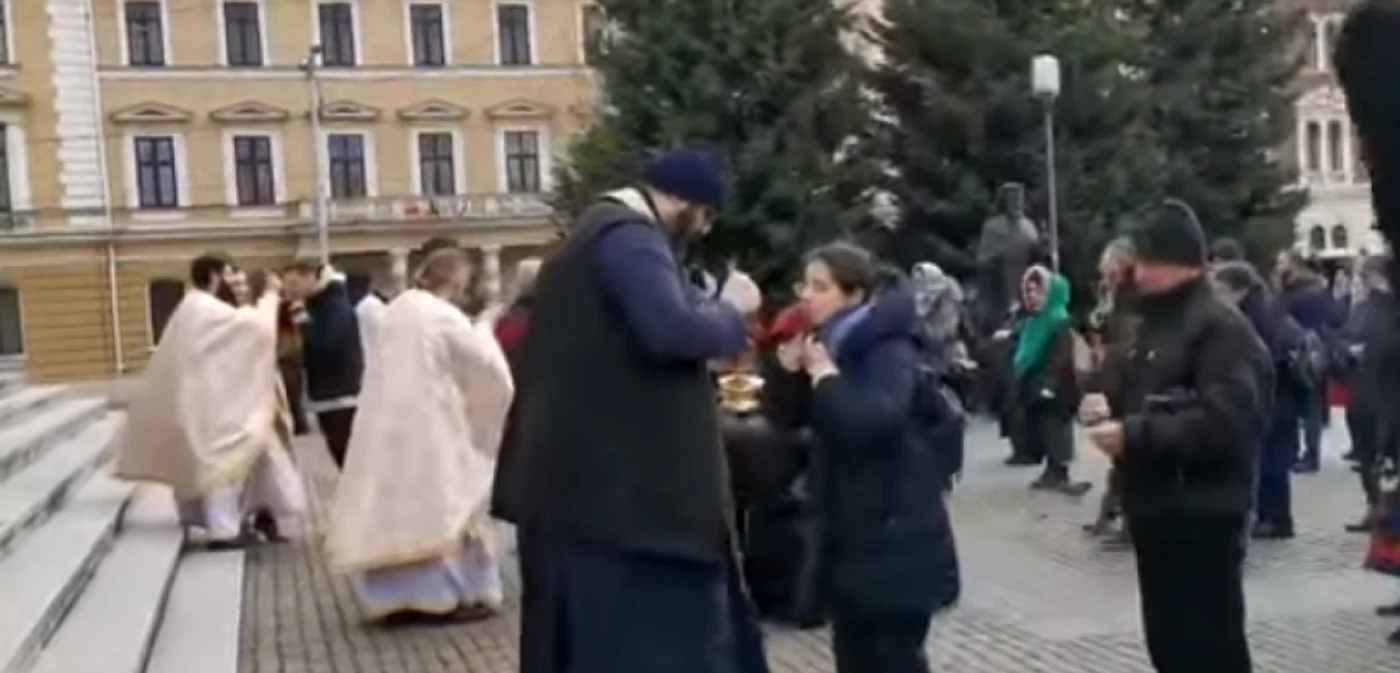 Preoţii clujeni au împărtăşit credincioşii cu aceeaşi linguriţă. FOTO: Cluj24.ro