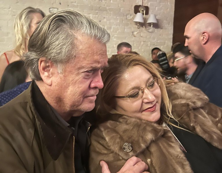Diana Șoșoacă s-a întâlnit cu Steve Bannon la convenția conservatorilor din SUA. Fostul strateg al lui Trump, acuzat că a făcut salutul nazist