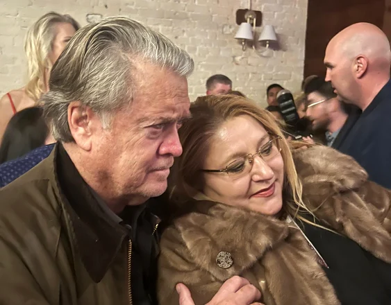 Diana Șoșoacă s-a fotografiat cu Steve Bannon FOTO Diana Ivanovici Șoșoacă / Facebook