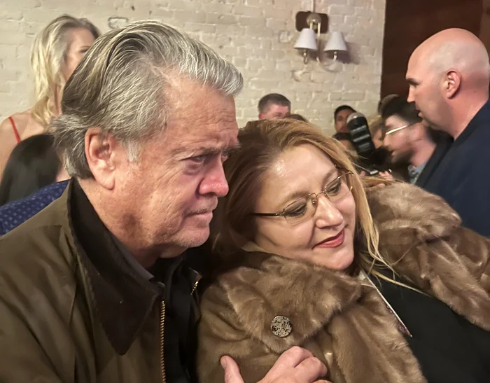 Diana Șoșoacă s-a fotografiat cu Steve Bannon FOTO Diana Ivanovici Șoșoacă / Facebook