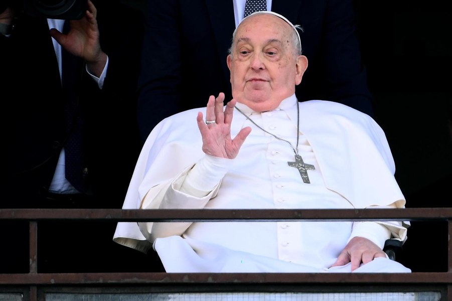 Medicii care l-au îngrijit pe Papa Francisc aveau în plan și oprirea tratamentului. „Am decis să luptăm”