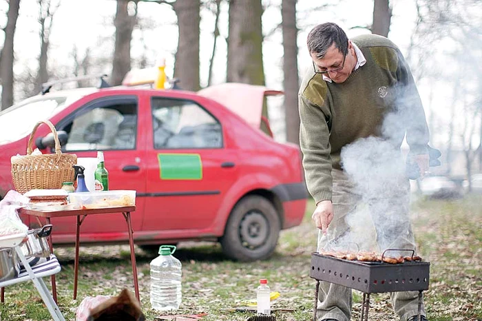 
    Copiii sunt supăraţi  că nu este  zăpadă, ca să se  poată da cu săniuţa  