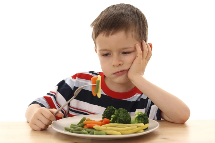 Una dintre problemele cu care se confruntă părinţii este refuzul copiilor de a mânca legume FOTO Chicanol.com
