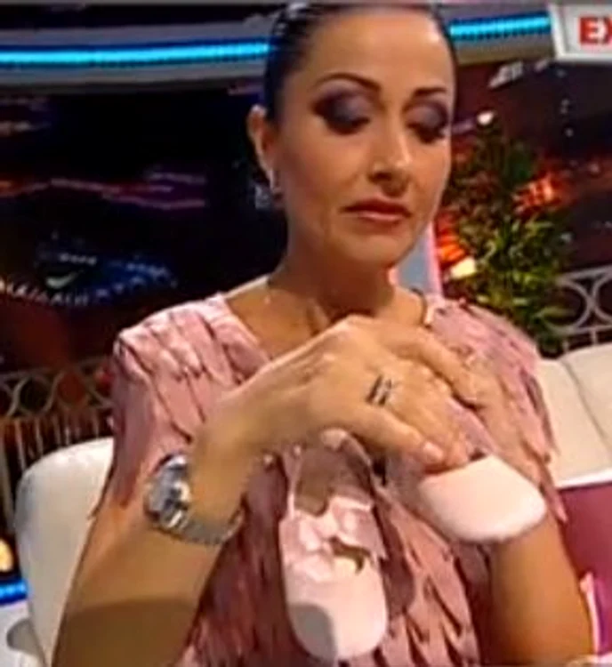 Vedeta a mărturisit că s-a îndrăgostit de pantofiorii pe care i-a cumpărat pentru micuţa Riana (captură: Kanal D)