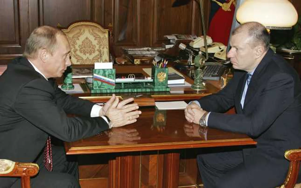 Vladimir Putin (stânga) cu oligarhul Vladimir Potanin (dreapta), subiectul celui mai mare divorţ din istorie FOTO AP