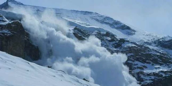 Riscul de producere de avalanșe se menține ridicat