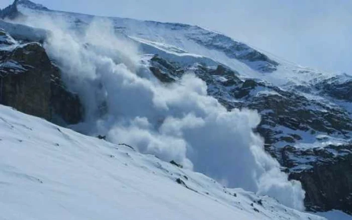 Riscul producerii de avalanşe este ridicat. FOTOArhivă.