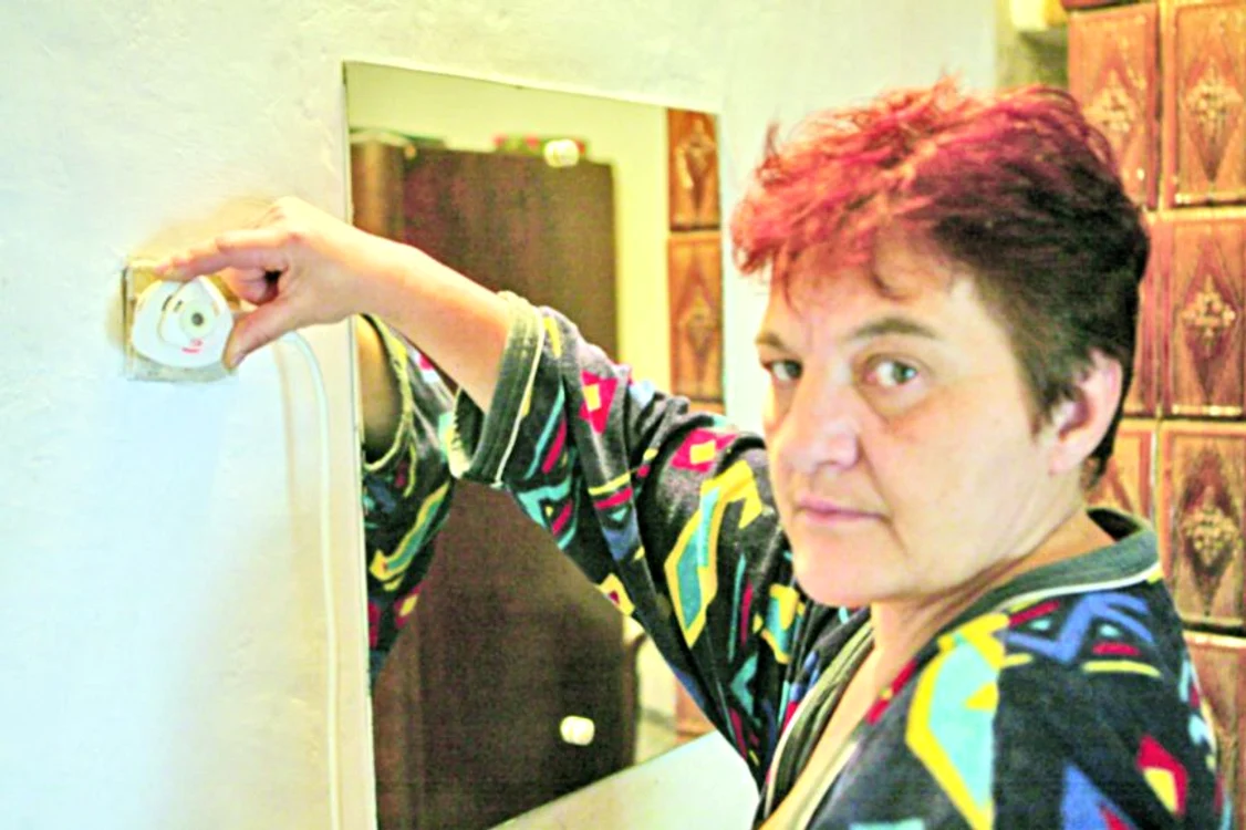 Stela Serariu şi-a spălat  subsolul cu detergent de  rufe, şi-a pus plasă la uşă  şi a cumpărat aparate  de ţânţari pentru toate  camerele