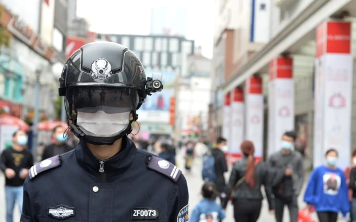 Poliţiştii din China dotaţi cu căşti care pot măsura temperatura corporală a trecătorilor  FOTO Mediafax / Hepta / Zuma Press