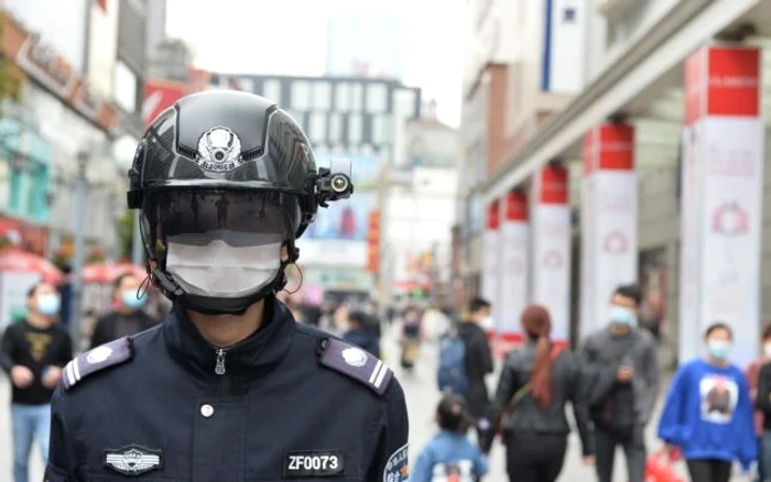 Poliţiştii din China dotaţi cu căşti care pot măsura temperatura corporală a trecătorilor FOTO Mediafax / Hepta / Zuma Press