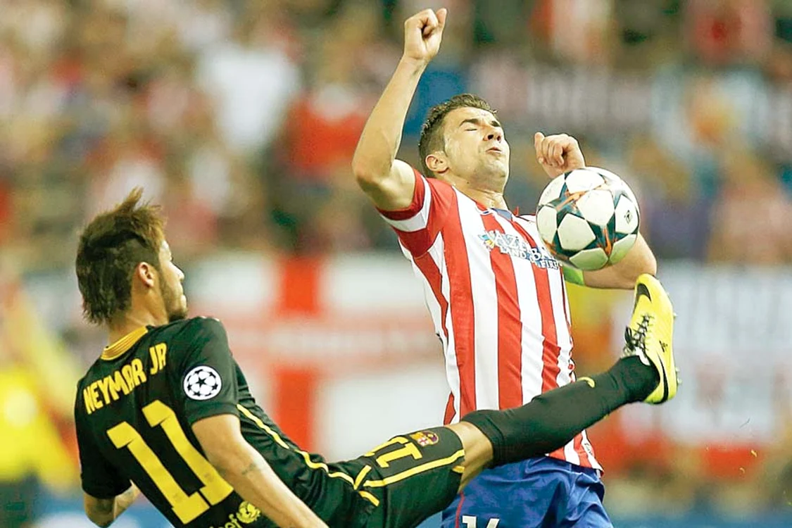 
    Meciul din ultima  etapă, dintre Barcelona şi Atletico, ar putea  decide campioana  