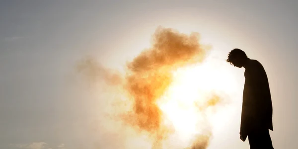 Tânăr din Afganistan cu un incendiu în fundal FOTO EPA-EFE