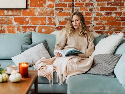 femeie se relaxeaza duminica acasa 5427102 jpg