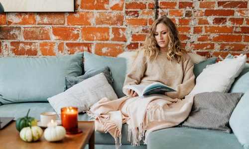 femeie se relaxeaza duminica acasa 5427102 jpg