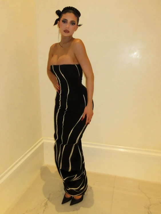 Kylie Jenner a ales să poarte o rochie vintage John Galliano (Foto: Instagram)