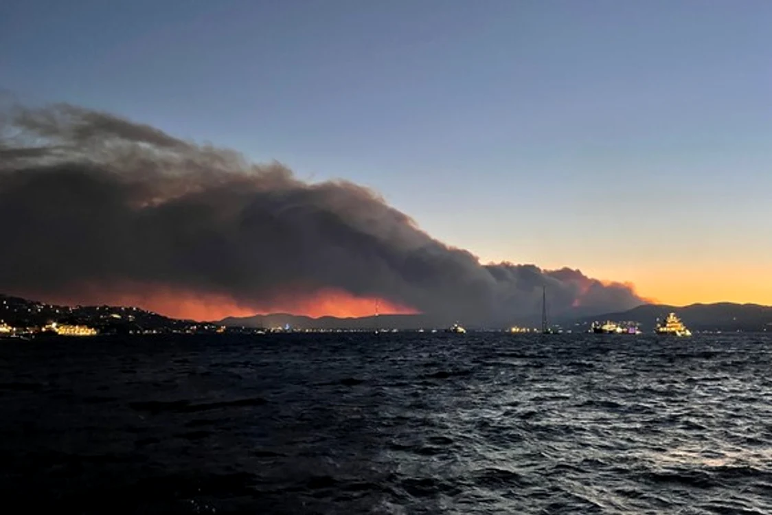 
    Autorităţile spaniole au evacuat mii de localnici din calea pârjolului nimicitor   