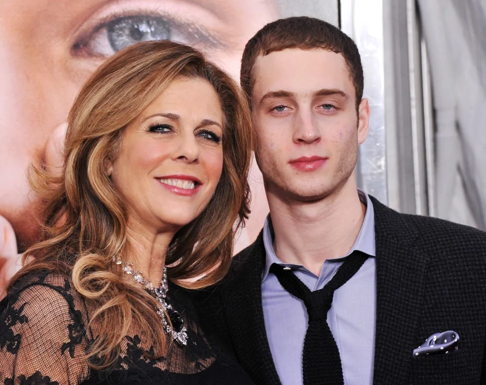 Rita Wilson (59 de ani), alături de fiul ei, Chester Hanks (25 de ani)