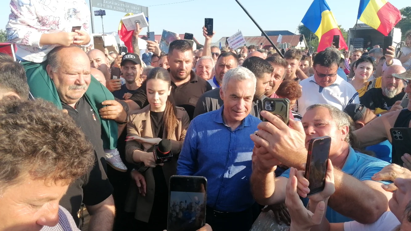 Călin Georgescu a făcut fotografii și a vorbit doar cu cine a trecut de pază FOTO: Alina Mitran