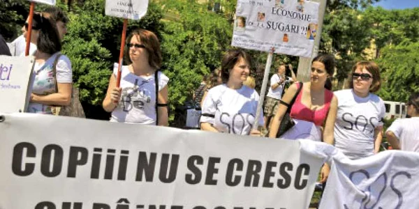 În luna mai a acestui an, mamele au protestat în stradă faţă de reducerile anunţate de Executiv