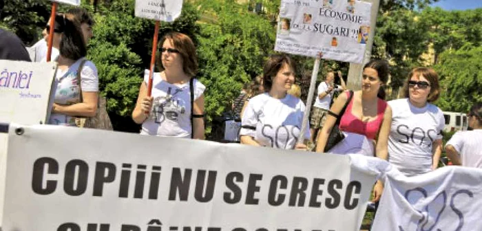 În luna mai a acestui an, mamele au protestat în stradă faţă de reducerile anunţate de Executiv