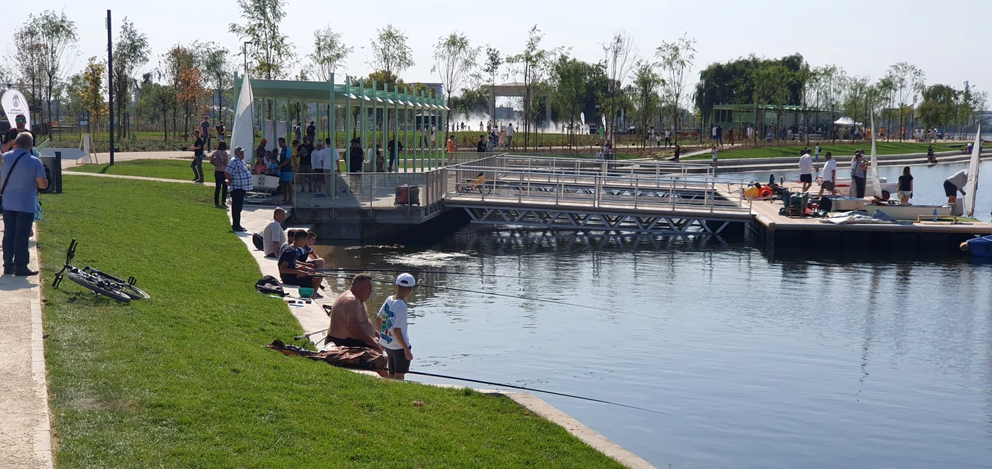 Pescarii au luat deja în stăpânire malurile insulei de pe Lacul Morii