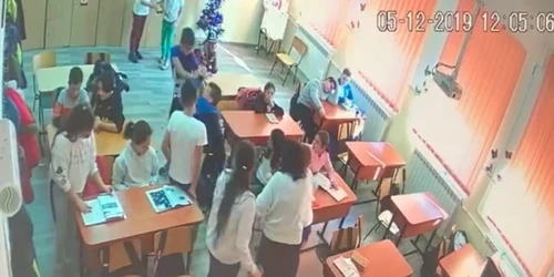 Bataie copii elevi in sala de clasa capturi dupa video