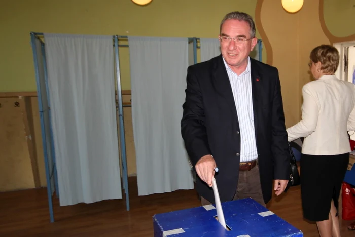 Iuliu Winkler a votat la secţia de votare amenajată într-o şcoală din Hunedoara. FOTO: Daniel Guţă.