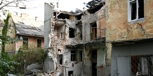 Război în Ucraina FOTO AFP - clădire rezidențială avariată în urma atacurilor cu drone și rachete rusești în orașul Lviv