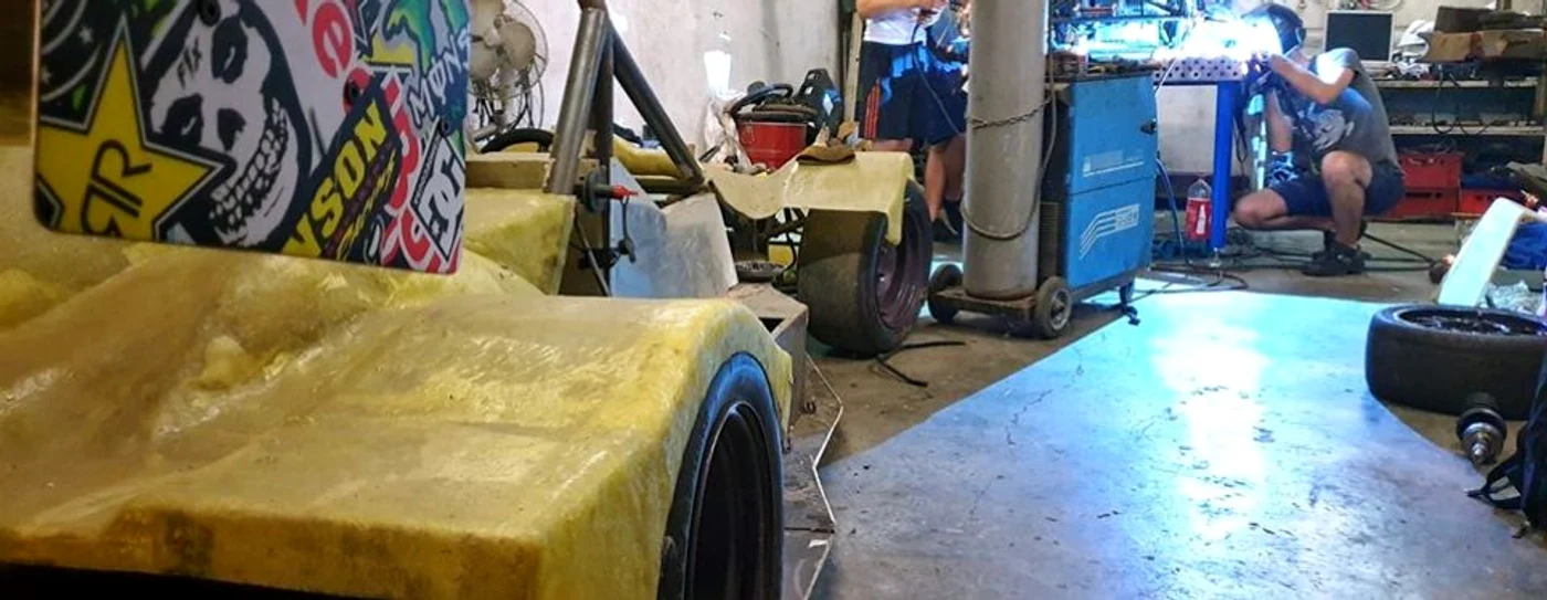 Tinerii de la UPT Racing Team lucrează în atelier