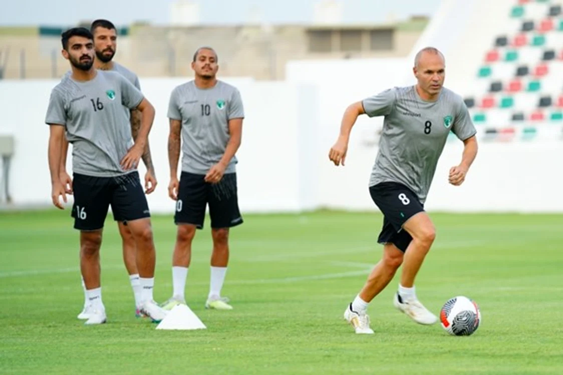 Andres Iniesta (dreapta) va juca pentru Emirates Club