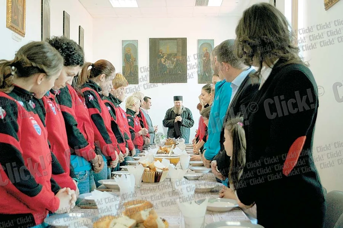 
    Jucătoarele de la HCM Baia Mare au  luat masa alături de  părintele Irineu  (FOTOGRAFII: Cosmin Carp)  