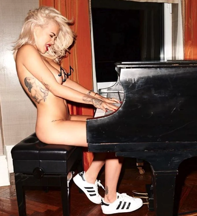 Rita Ora, cu tatuajele la vedere