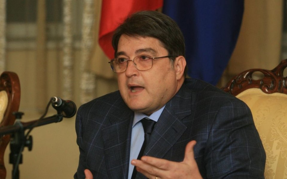 Culisele discuțiilor cu privire la soarta ministrului de Externe. De ce ar urma să rămână în funcție Emil Hurezeanu 