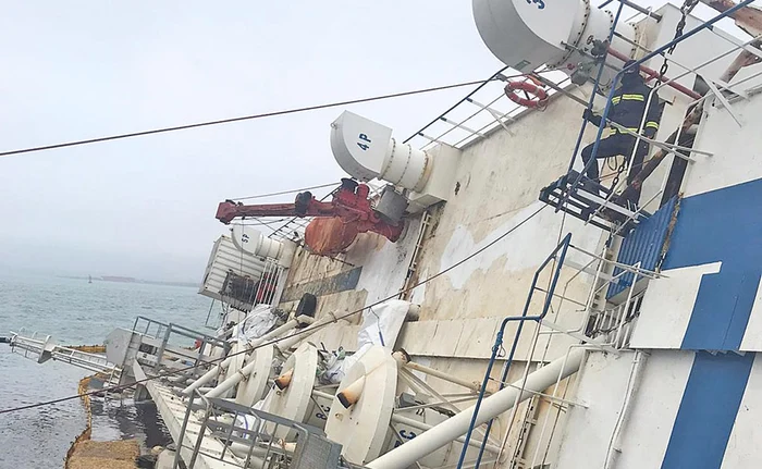 
     Nava s-a înclinat  pe o parte, iar operațiunile  de salvare sunt anevoioasefoto: adevarul.ro  