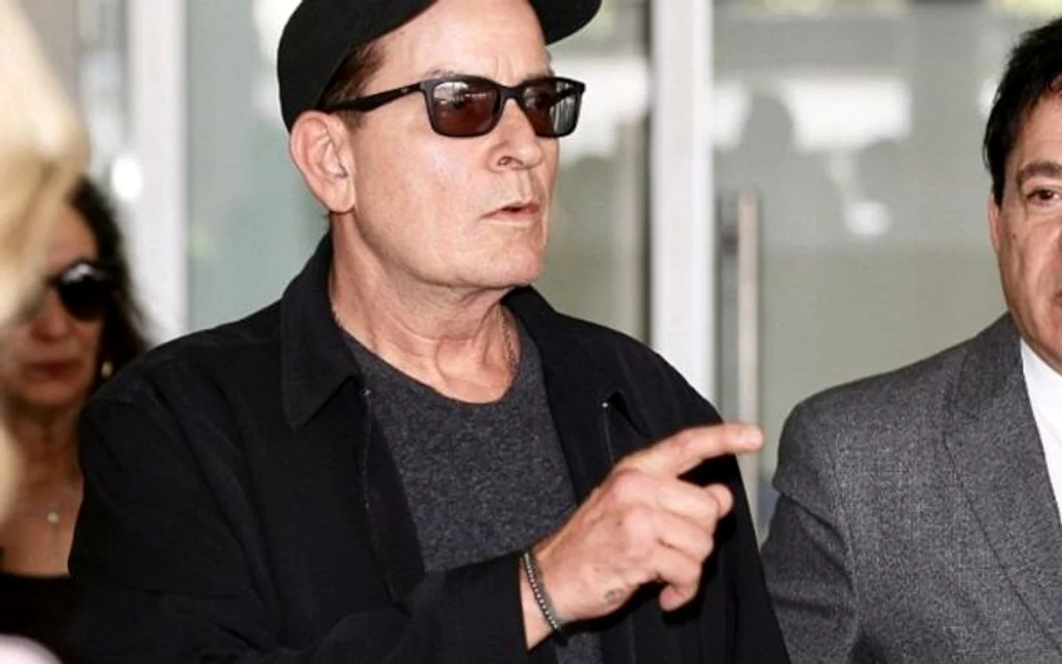 Charlie Sheen continuă să ducă o viaţă controversată (Foto: Profimedia)
