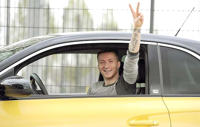 
    Marco Reus nu avea nici o  problemă să se pozeze la volan,  deşi nu a avut permis niciodată  