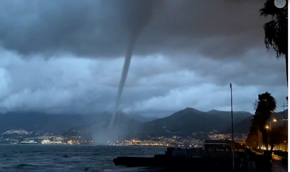 Trombe marine uriașe în largul coastei Amalfi din Italia, cuprinsă de furtuni VIDEO