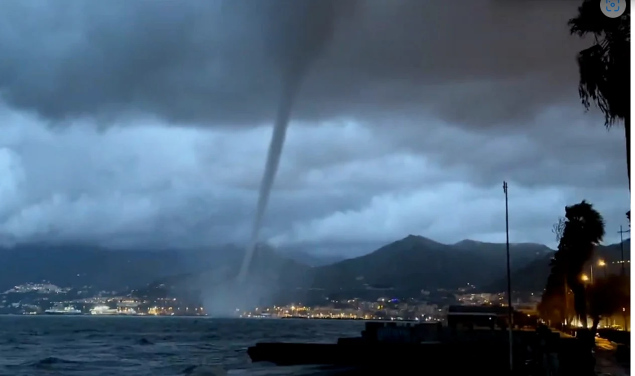 Trombă marină în Amalfi. FOTO Nick Granata,Filippo Amato via Il Quotidiano della Costiera