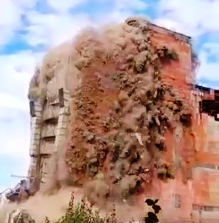 Clădiri ale fostei termocentrale de la Doiceşti, puse la pământ. Captură video