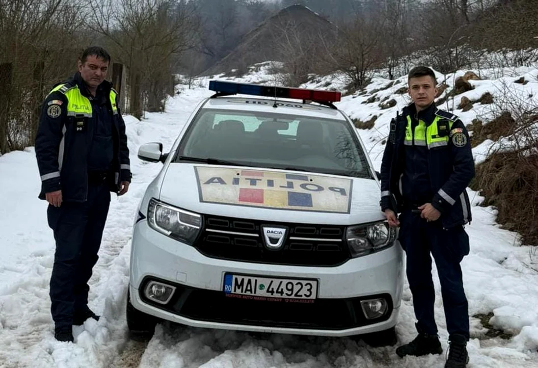 Laurențiu și Cornel, agenții care l-au salvat pe bărbat. FOTO IPJ Hunedoara