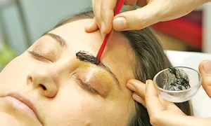 Două consultaţii,  construirea designului,  pensatul, vopsitul genelor  şi sprâncenelor costă  între 220 şi 350 de lei (Fotografii: Dorin Constanda) jpeg